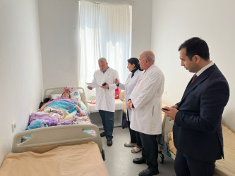İcra başçısı xəstəxanada müalicə olunan şəhid anasını ziyarət edib