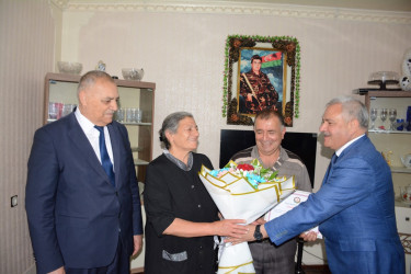 İcra başçısı şəhid atası Kamil İsmayılovu 60 illik yubileyi münasibəti ilə təbrik edib