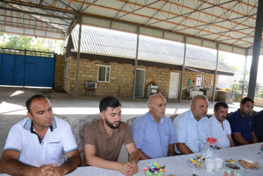 Rayon rəhbəri “Konstitusiya və Suverenlik İli” çərçivəsində Qaradağlı kəndində şəhid ailələri və qazilərlə görüş keçirib