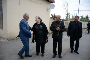 Rayon rəhbəri 27 sentyabr-Anım Gününün beşinci ildönümü ilə əlaqədar 3-cü dərəcəli “Rəşadət” ordenli şəhid Ruslan Lalayevin ailə üzvləri ilə birlikdə onun adını daşıyan küçədə aparılan əsaslı təmir işləri ilə tanış olublar