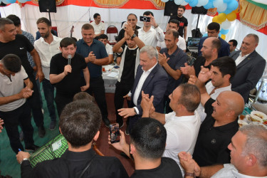 Rayon rəhbəri Vətən Müharibəsi Əlilinin övladının kiçik toy məclisində iştirak edib
