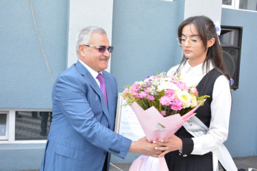 Rayon rəhbəri yekun attestasiya imtahanında yüksək bal toplayan məzunları təltif edib