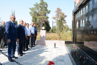 Rayon rəhbəri “Konstitusiya və Suverenlik İli” çərçivəsində Qaradağlı kəndində şəhid ailələri və qazilərlə görüş keçirib