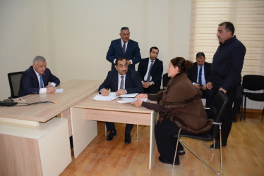Rayon rəhbəri vətəndaş müraciətlərini dinləyib