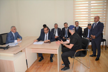 Rayon rəhbəri vətəndaş müraciətlərini dinləyib