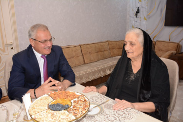 Tərtər Rayon İcra Hakimiyyətinin başçısı Müstəqim Məmmədov 70 illik yubileyi münasibətilə təqaüddə olan müəllimə Şöhlət Babayevanı evində ziyarət edib