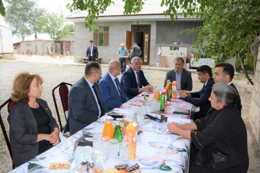 İcra başçısı Dəmirçilər kəndindən olan şəhid İsmayıllı Şamilin ailəsi ilə görüşüb