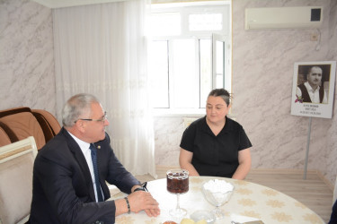 Tərtər Rayon İcra Hakimiyyətinin başçısı 27 Sentyabr – Anım Günü ilə əlaqədar Vətən müharibəsinin mülki şəhidi Mehman Əliyevin ailəsini ziyarət edib