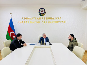 Rayon rəhbəri vətəndaş müraciətlərini dinləyib