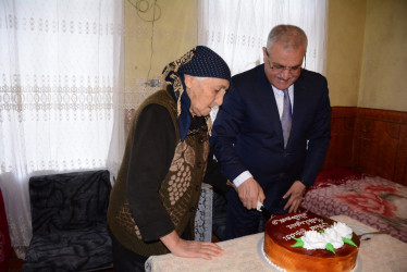 İcra başçısı şəhid anası Sənəm Abdullayevanı 80 illik yubileyi münasibəti ilə təbrik edib