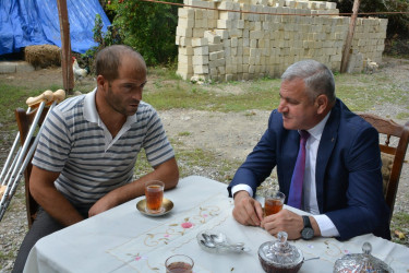 İcra başçısı Tərtərdən olan yaralı hərbçiləri  evlərində ziyarət edib