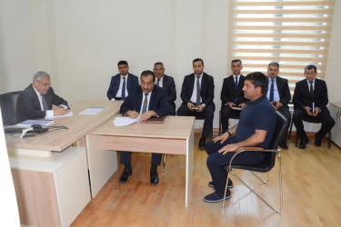 Rayon rəhbəri vətəndaş müraciətlərini dinləyib