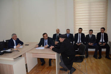 Rayon rəhbəri növbəti dəfə vətəndaş müraciətlərini dinləyib
