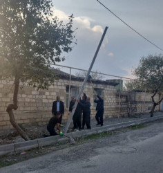 Tərtər şəhərinin Cavanşir küçəsində elektrik dirəkləri və naqilləri yenisi ilə əvəz olunur