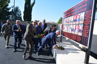 Tərtərlilər “Anım Günü”ndə 44 günlük Vətən müharibəsində erməni separatçıları tərəfindən atılan “Smerç” raketi nəticəsində dagıdılmış açıq havada fəaliyyət göstərən ev muzeyinə ekskursiya etdilər