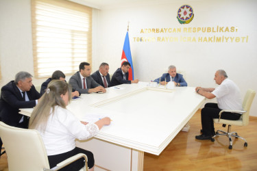 Rayon rəhbəri vətəndaş müraciətlərini dinləyib