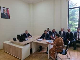 Rayon rəhbəri vətəndaş müraciətlərini dinləyib