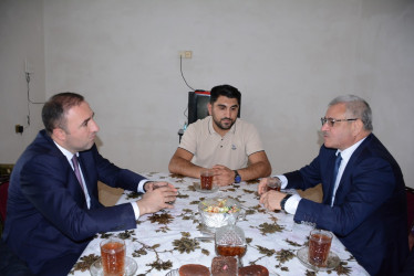 Rayon rəhbəri “Konstitusiya və Suverenlik İli” çərçivəsində üçüncü qrup Vətən Müharibəsi əlili Cəfərli Elvini ziyarət edib