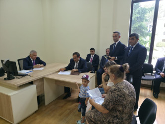 Rayon rəhbəri vətəndaş müraciətlərini dinləyib
