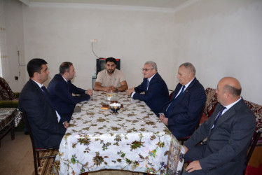 Rayon rəhbəri “Konstitusiya və Suverenlik İli” çərçivəsində üçüncü qrup Vətən Müharibəsi əlili Cəfərli Elvini ziyarət edib