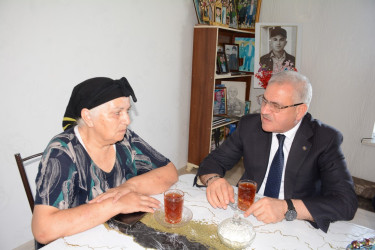 Tərtər Rayon İcra Hakimiyyətinin başçısı 27 Sentyabr – Anım Günü ilə əlaqədar Vətən müharibəsinin mülki şəhidi Həsən Məmmədovun ailəsini ziyarət edib