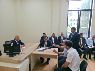 Rayon rəhbəri vətəndaş müraciətlərini dinləyib