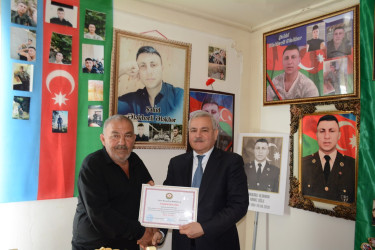 İcra başçısı şəhid atası Ramiz Ələkbərovu 65 illik yubileyi münasibəti ilə təbrik edib