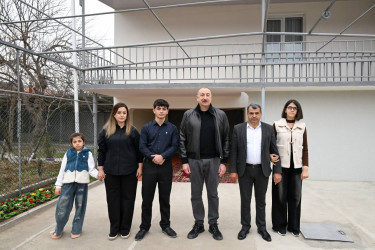 İlham Əliyev Ağdərə rayonunun Aşağı Oratağ kəndində görülmüş işlərlə tanış olub
