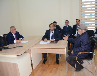 Rayon rəhbəri vətəndaş müraciətlərini dinləyib