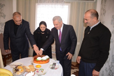 İcra başçısı şəhid anası Kəmalə İsaxovanı 50 illik yubileyi münasibəti ilə təbrik edib