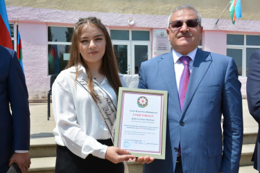 Rayon rəhbəri yekun attestasiya imtahanında yüksək bal toplayan məzunları təltif edib