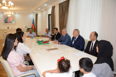 Rayon rəhbəri “Konstitusiya və Suverenlik İli” çərçivəsində  bu il ali məktəbə qəbul olan və birinci sinfə gedən şəhid övladları ilə görüşüb