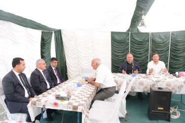 Rayon rəhbəri şəhid Arzuman Zeynallının anasının yas mərasimində iştrak edib