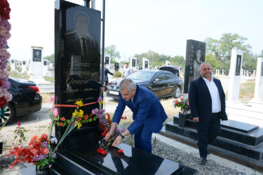 İcra başçısı 27 sentyabr “Anım Günü” ilə əlaqədar Mamırlı kəndində Vətən Müharibəsi zamanı şəhid olmuş mülki vətəndaş Orucov Pərviz Novruz oğlunun məzarını ziyarət edib