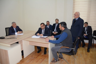 Rayon rəhbəri vətəndaş müraciətlərini dinləyib