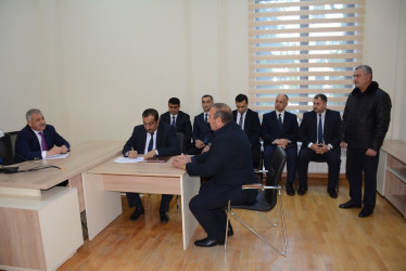 Rayon rəhbəri vətəndaş müraciətlərini dinləyib