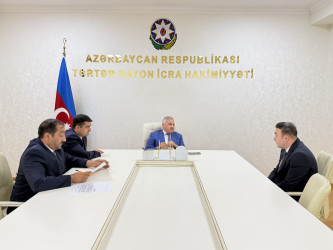 Rayon rəhbəri vətəndaş müraciətlərini dinləyib