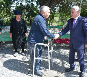 Rayon rəhbəri 27 sentyabr “Anım Günü” ilə əlaqədar Qaradağlı kəndində Şəhid Abbaslı Elnur Yaşar oğlunun ailəsini ziyarət edib