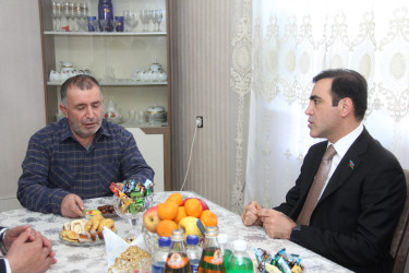 Milli Məclisin deputatı Anar Məmmədov şəhid İsmayıllı Şamilin ailəsini ziyarət edib