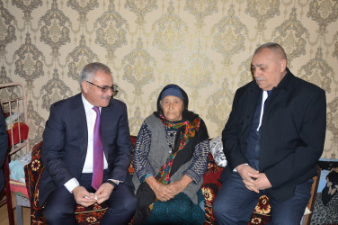 İcra başçısı şəhid anası Ağayeva Qəmzəni 90 illik yubileyi münasibəti ilə təbrik edib