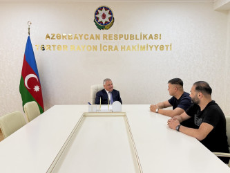 Rayon rəhbəri vətəndaş müraciətlərini dinləyib