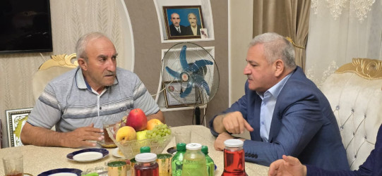 Rayon rəhbəri “Konstitusiya və Suverenlik İli” çərçivəsində Vətən müharibəsi Qəhrəmanı, şəhid polkovnik-leytenant Anar Əliyevin ailəsini ziyarət edib