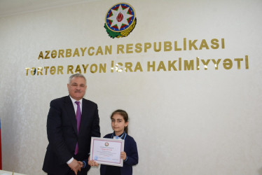 Tərtər Rayon İcra Hakimiyyətinin başçısı 2 fevral – Azərbaycan Gənclər Günü münasibətilə rayonda keçirilən rəsm sərgisi və əl işi müsabiqəsində fərqlənən məktəblilərlə görüş keçirib