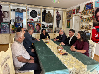 Tərtər Rayon İcra Hakimiyyətinin başçısı 27 Sentyabr – Anım Günü ilə əlaqədar Vətən müharibəsi şəhidi Abbasov Aysənanın ailəsini ziyarət edib