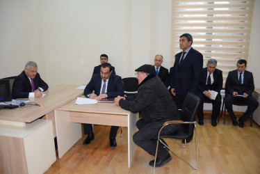 Rayon rəhbəri vətəndaş müraciətlərini dinləyib