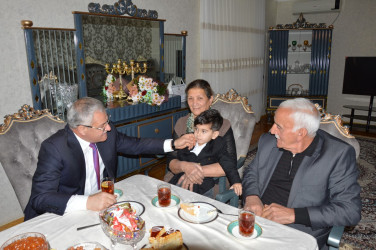 Rayon rəhbəri şəhid atası Lətif Məmmədovu 85 illik yubileyi münasibəti ilə təbrik edib