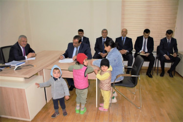 Rayon rəhbəri vətəndaş müraciətlərini dinləyib