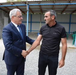 Rayon rəhbəri “Konstitusiya və Suverenlik İli” çərçivəsində Qaynaq və Yuxarı Qapanlı kəndindən olan şəhid ailələri və qazilərlə görüş keçirib