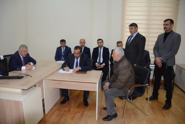 Rayon rəhbəri vətəndaş müraciətlərini dinləyib