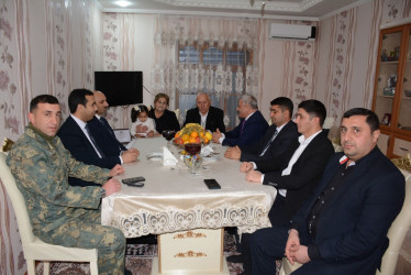 Rayon rəhbəri şəhid qardaşı Azad Abbasovu 70 illik yubileyi münasibəti ilə təbrik edib
